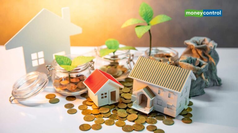 पत्नी या पति को प्रॉपर्टी गिफ्ट करना कानूनी तौर पर है सही, लेकिन क्या सच मे होता है फायदेमंद?