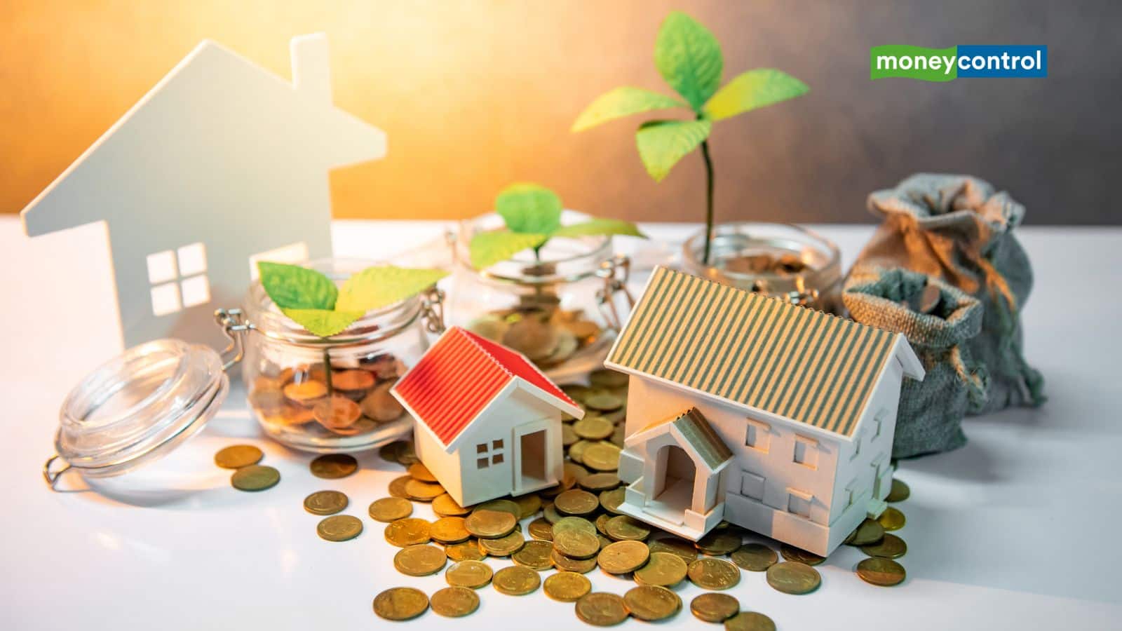 पत्नी या पति को प्रॉपर्टी गिफ्ट करना कानूनी तौर पर है सही, लेकिन क्या सच मे होता है फायदेमंद?