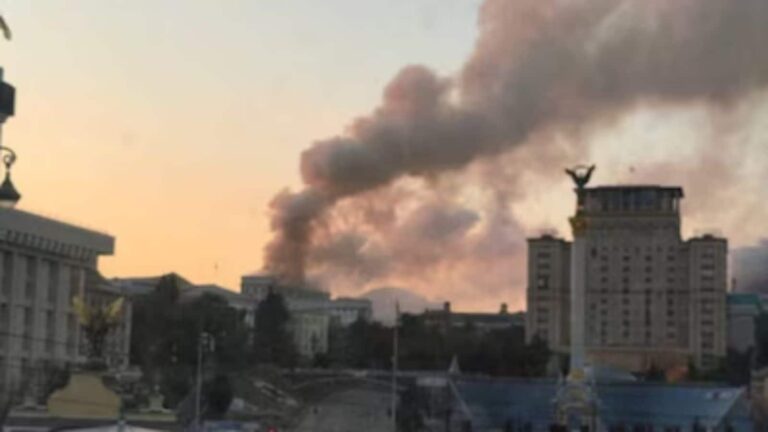 Russia Attacks Ukraine: रूस ने यूक्रेन की राजधानी कीव पर दागीं मिसाइलें, सरकारी बिल्डिंग में आग से 3 की मौत, 18 घायल