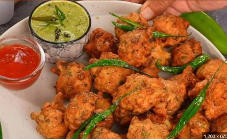 Foods: बारिश के मौसम में ट्राई करें ये नए पकौड़े की रेसिपी, प्याज और आलू के पकौड़े का स्वाद लगेगा फिका