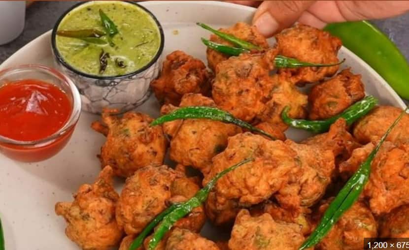 Foods: बारिश के मौसम में ट्राई करें ये नए पकौड़े की रेसिपी, प्याज और आलू के पकौड़े का स्वाद लगेगा फिका