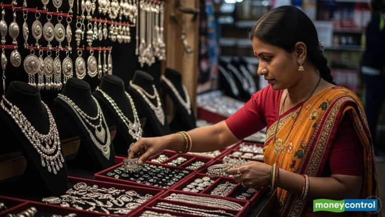 Festive Silver Buying: आप जो चांदी खरीद रहे, वो असली है या नकली? आसानी करें पहचान