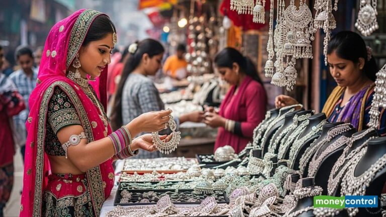 Silver Price Today: नए शिखर पर चांदी! किस वजह से बढ़ रहा भाव, आगे कैसी रहेगी चाल? जानिए एक्सपर्ट से