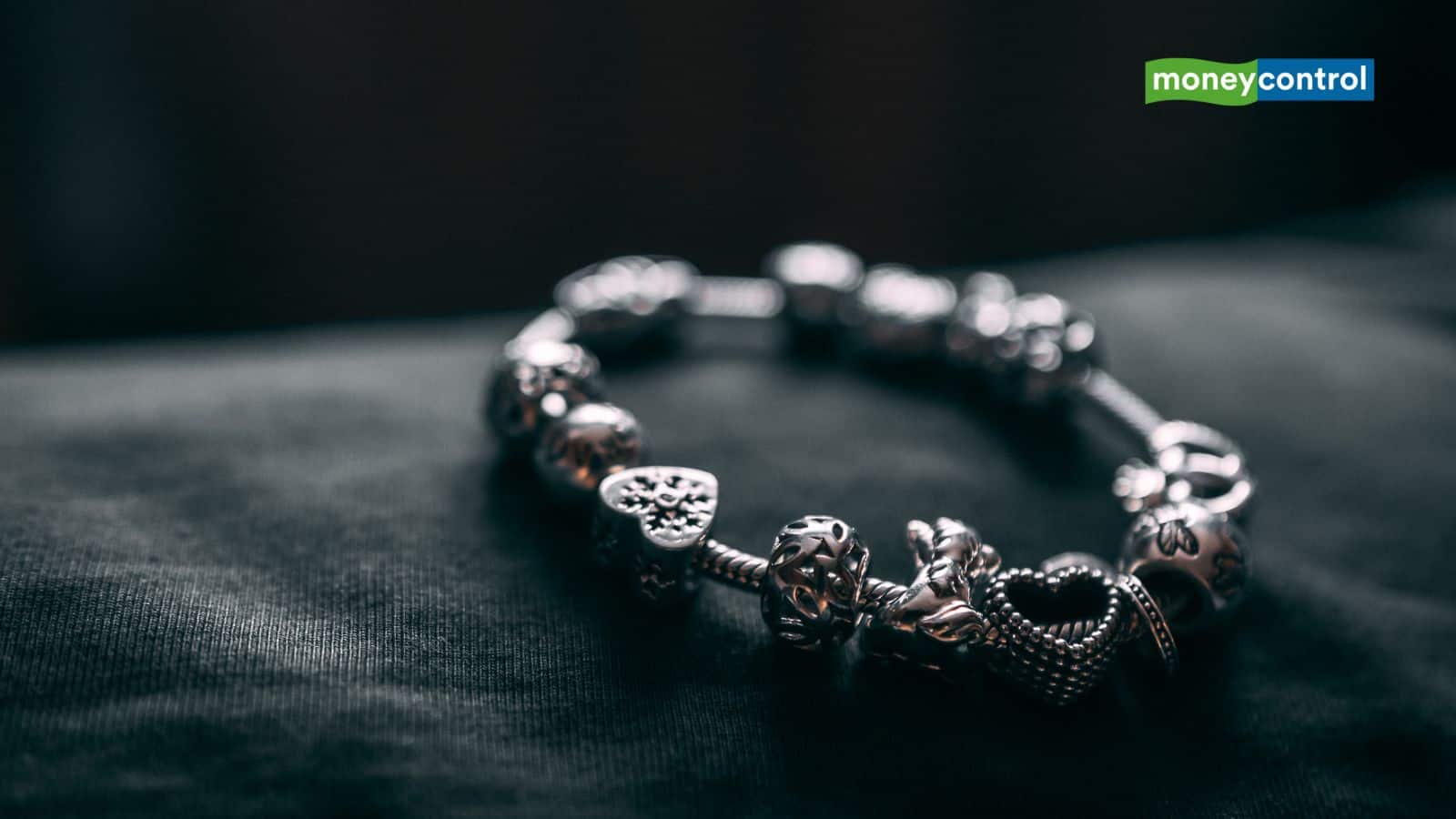 Sliver Price Today: लगातार दूसरे दिन रिकॉर्ड स्तरों पर पहुंचा चांदी का भाव, दिसंबर अंत तक क्या चांदी दिखाएगा ₹1.50 लाख का भाव