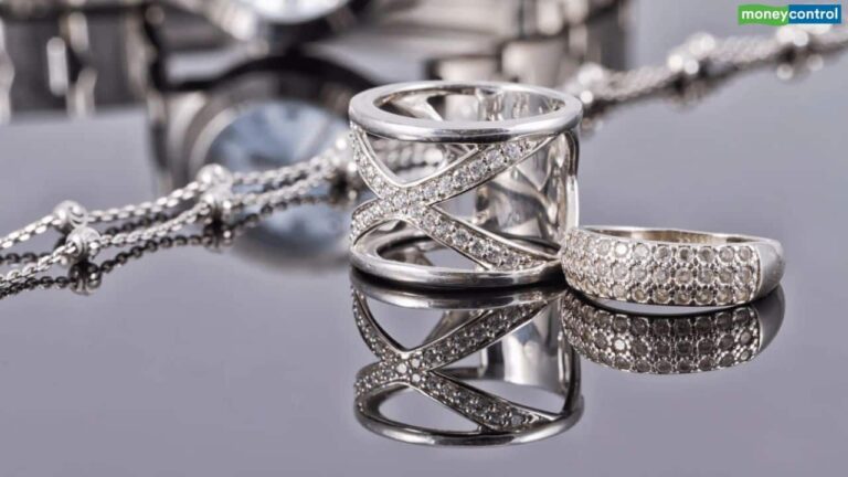 Silver Price: साल 2025 में चांदी ने दिया 45% का रिटर्न, 1.26 लाख पर सिल्वर, अभी और आएगी तेजी