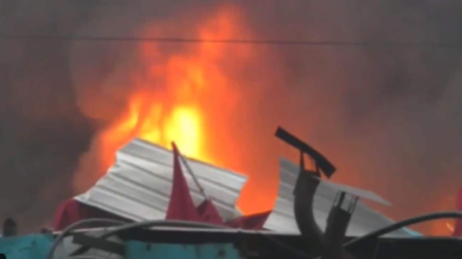 Surat Blast: सूरत की टेक्सटाइल मिल में विस्फोट के बाद लगी भीषण आग, 2 मजदूरों की मौत, 20 घायल