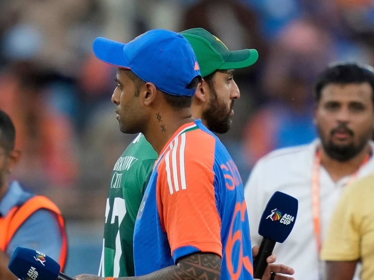 India vs Pakistan: पाकिस्तान की एक बार फिर हुई बेइज्जती, सूर्या ने सलमान आगा से  नहीं मिलाया हाथ