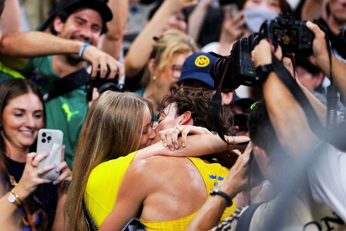 डुप्लांटिस ने वर्ल्ड रिकॉर्ड किया ध्वस्त, डिजायर को 'किस' कर मनाया जश्न