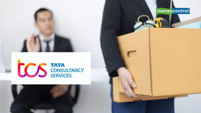 TCS layoffs: TCS में 30000 कर्मचारियों की छंटनी! टाटा ग्रुप की IT कंपनी के हर ऑफिस में डर और तनाव का माहौल