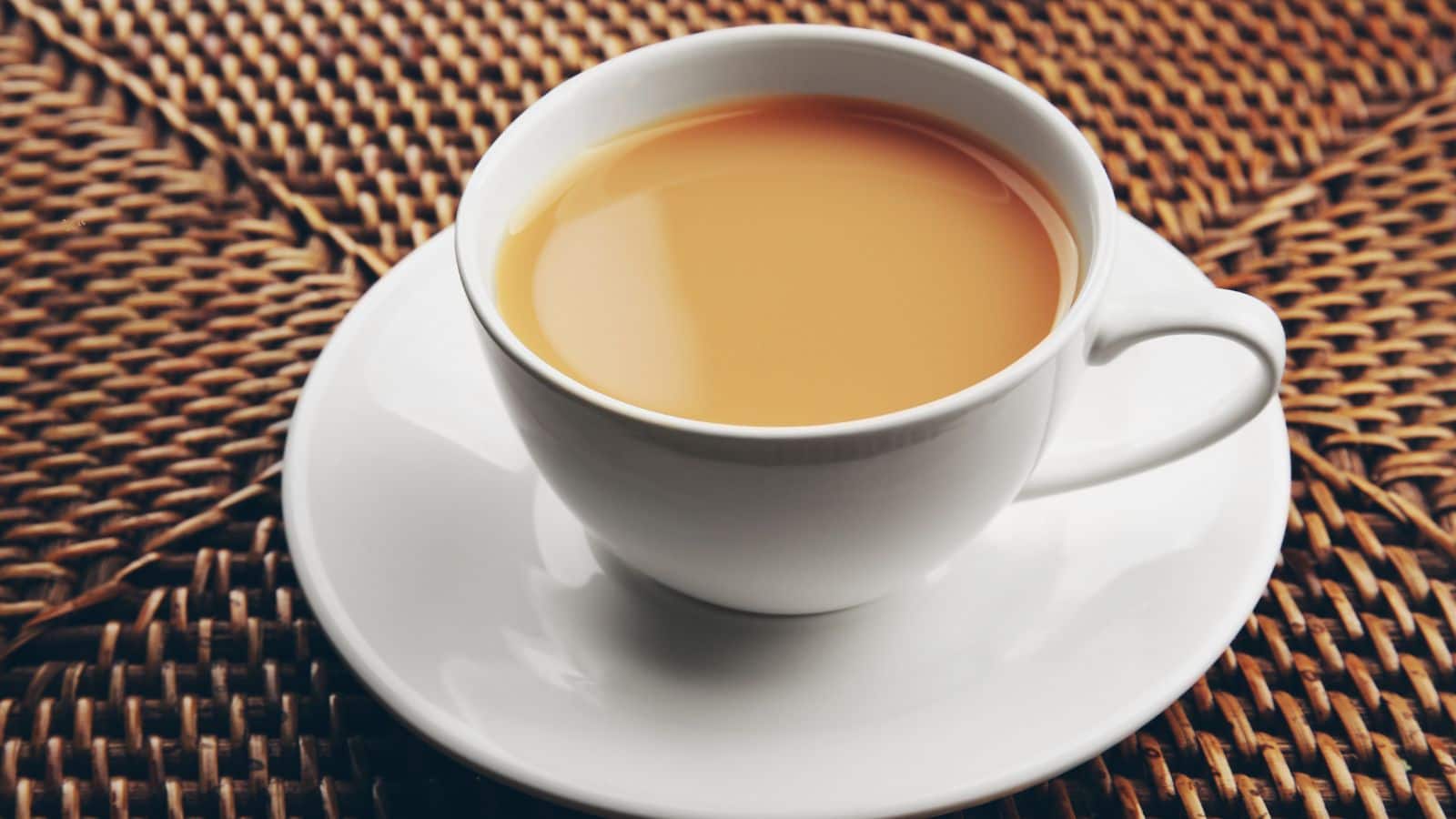  99% लोग गलत बनाते हैं चाय! जानिए सही तरीका, पहले डालें दूध या पानी?