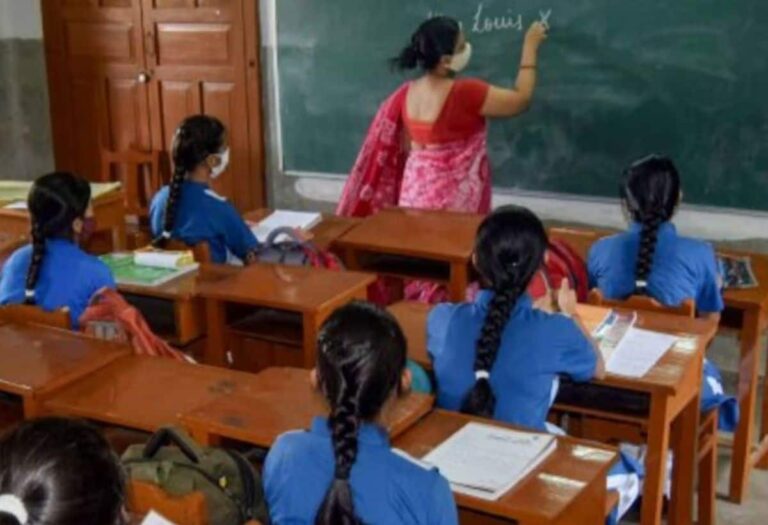 UP में सभी शिक्षकों को तोहफा, मिलेगी कैशलेस इलाज की सुविधा...इन परिवारों को होगा फायदा