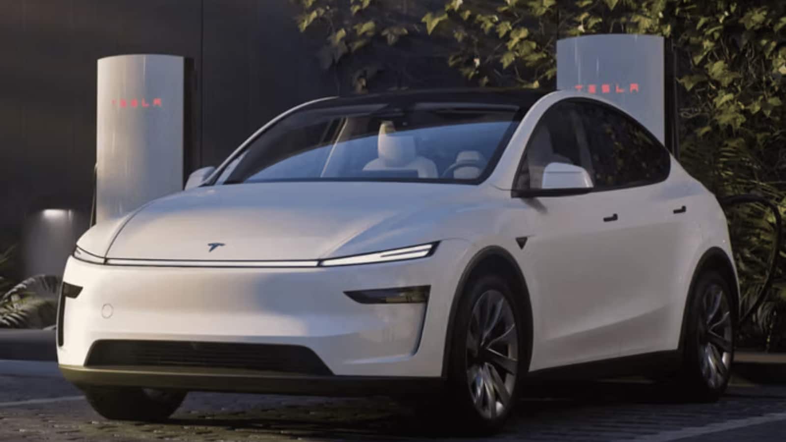 भारत में शुरू हुई Tesla Model Y की डिलीवरी, जानें किसने खरीदी और क्या हैं इसके फीचर्स