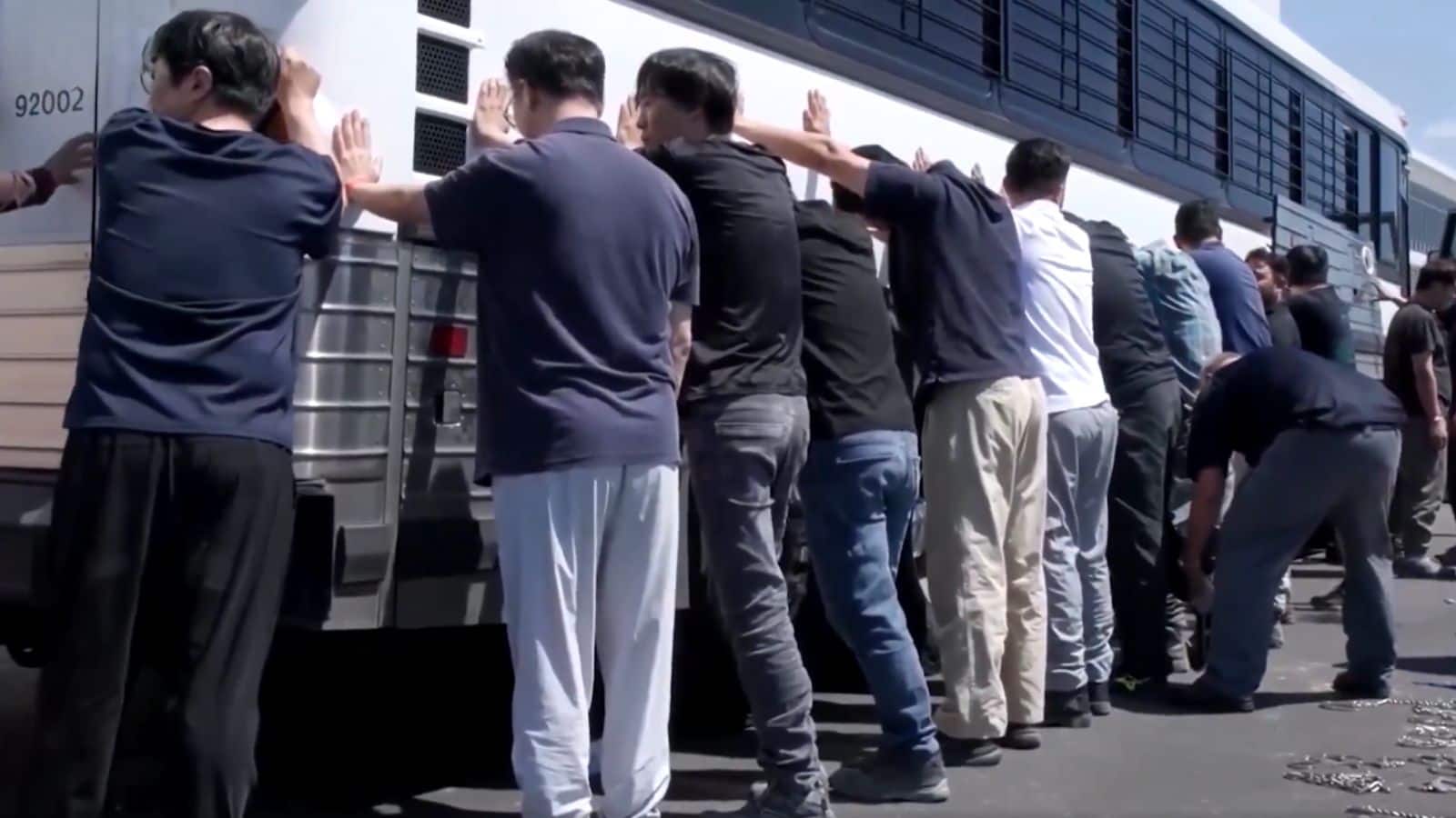 US Hyundai Raid: इतिहास की सबसे बड़ी रेड, 300 कोरियन गिरफ्तार, अमेरिका से अपने लोगों को वापस बुला रहा साउथ कोरिया!