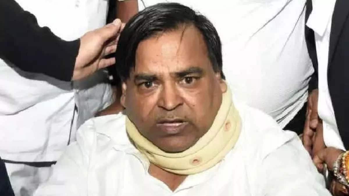 Gayatri Prajapati : लखनऊ जेल में बंद पूर्व मंत्री गायत्री प्रजापति पर जानलेवा हमला, कैदी ने सिर पर किया वार