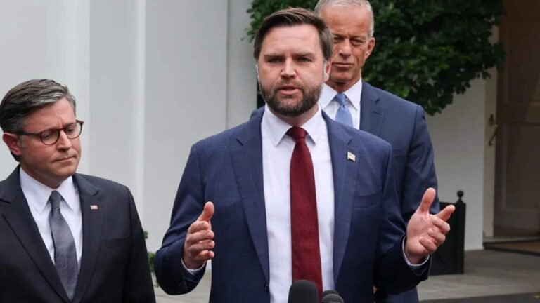 ट्रंप के साथ बैठक रही बेनतीजा, अमेरिका में सरकारी शटडाउन तय! रिपब्लिकन-डेमोक्रेट्स एक-दूसरे को बता रहे जिम्मेदार