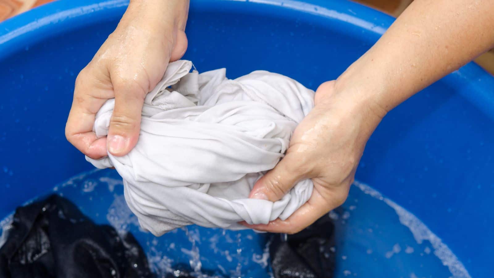 Tips and Tricks: क्या गर्म पानी से कपड़े धोना सही है? जानिए इसके फायदे और नुकसान