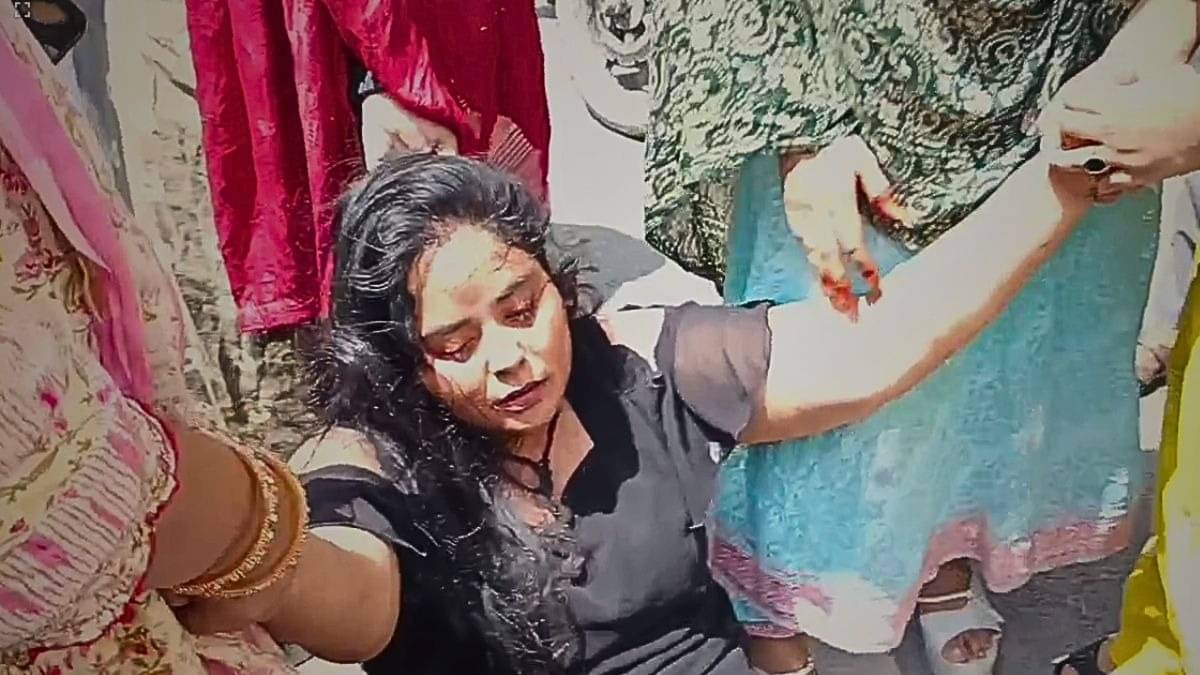 पहले गाड़ी के अंदर मारा-पीटा फिर बीच सड़क पर फेंक कर भागा, आगरा में महिला के साथ पति की रोंगटे खड़े करने वाली दरिंदगी, VIDEO