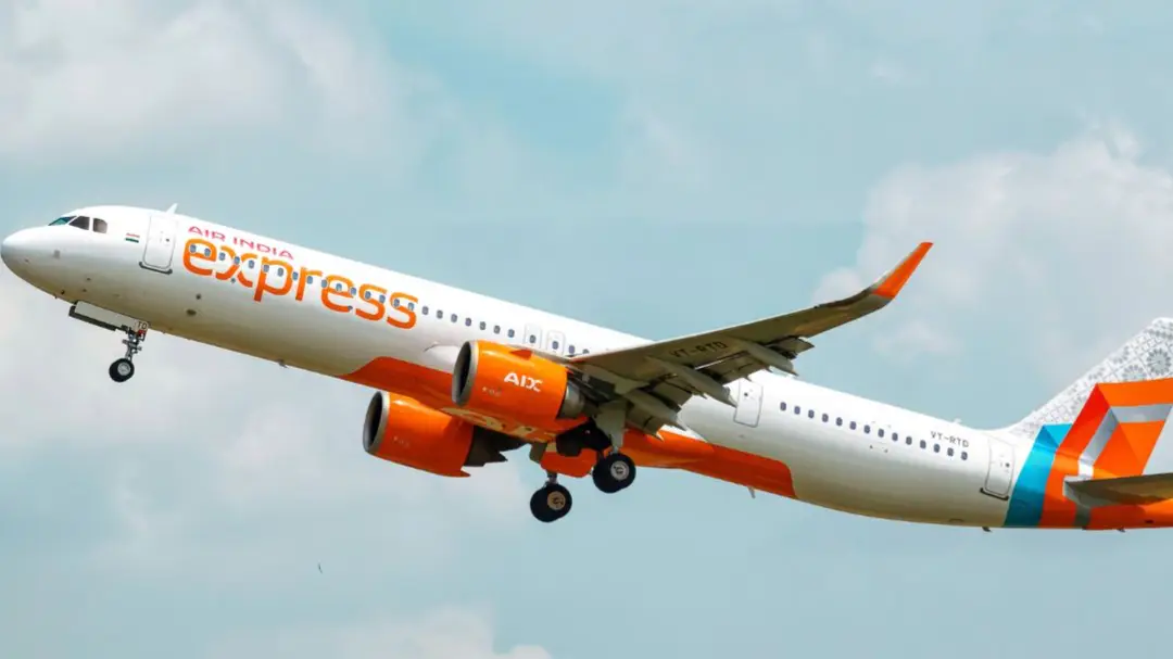 BREAKING: 103 यात्रियों से सवार Air India फ्लाइट की विशाखापट्टनम एयरपोर्ट पर इमरजेंसी लैंडिंग, पक्षी से टकराने के बाद मची अफरा-तफरी