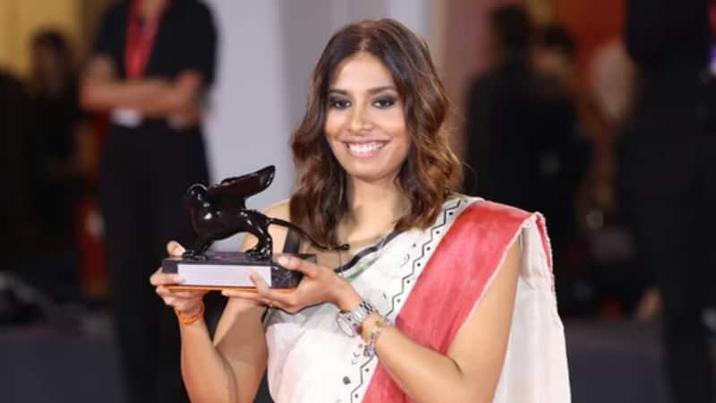 Anuparna Roy: अनुपर्णा रॉय ने वेनिस फिल्म फेस्टिवल में बेस्ट डायरेक्टर का पुरस्कार जीतकर रचा इतिहास, स्टेड पर हुईं इमोशनल