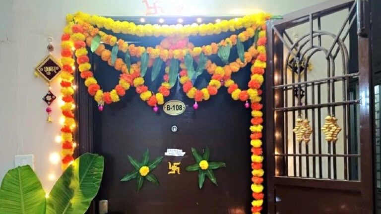 Navratri 2025:घर के मेन दरवाजे पर नवरात्र में अशोक के पत्तों का तोरण लगाने से दूर होता है वास्तुदोष