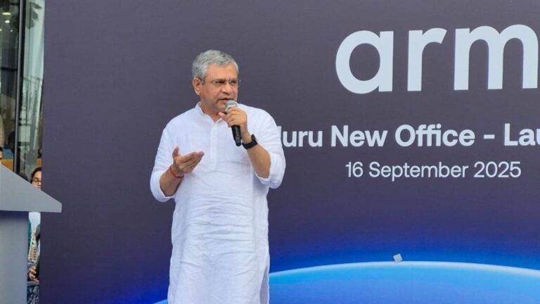 ट्रंप टैरिफ के बीच अश्विनी वैष्णव ने Microsoft को कहा बाय-बाय, PowerPoint के लिए Zoho को बनाया साथी, जनता को दिया बड़ा संदेश