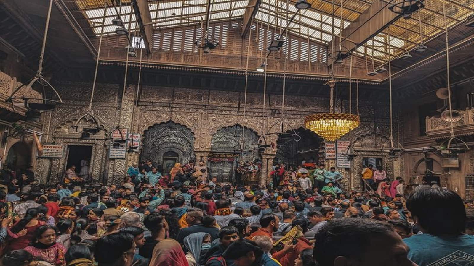 सुप्रीम कोर्ट की निगरानी में 54 साल बाद फिर खोला जाएगा बांके बिहारी मंदिर का खजाना, जानिए क्या-क्या खास है इसमें?