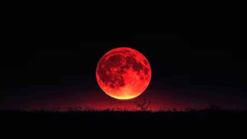 Lunar Eclipse: भारत समेत कई देशों में आज रात दिखेगा ब्लड मून, जानें समय