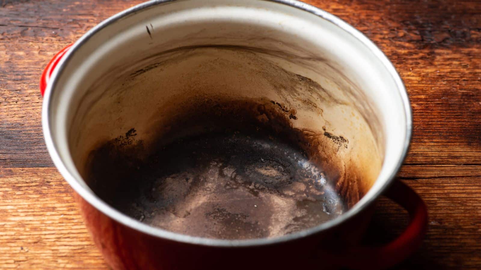 Tips and Tricks: जले हुए बर्तन अब नहीं बनेंगे सिरदर्द, प्याज से ऐसे करें आसान सफाई