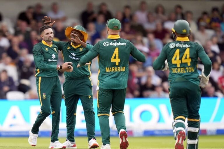 बजरंग बली के भक्त महाराज की मार, सिर्फ 131 रन पर सिमटा ENG, बच्चों की तरह हारा