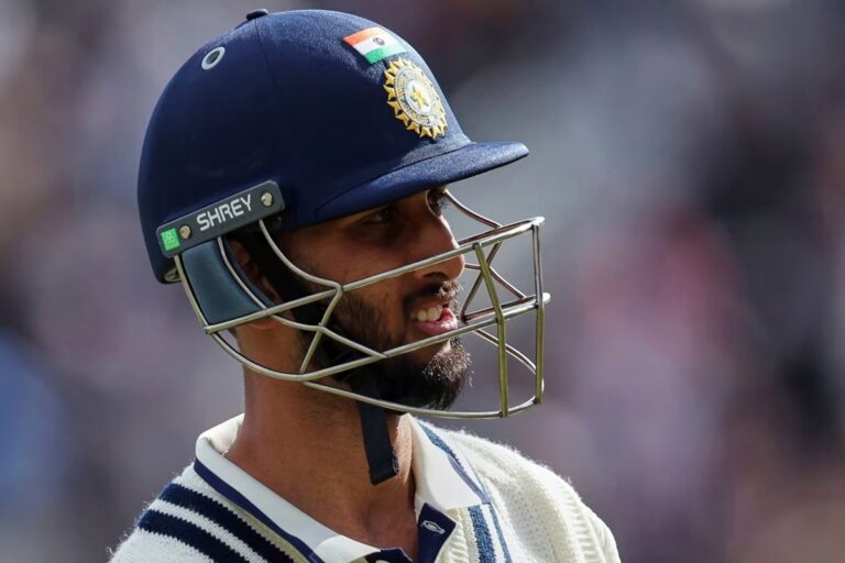 सिर पर गेंद लगने से मैदान पर गिरा टीम इंडिया का पेसर, AUS ए के खिलाफ लगी चोट