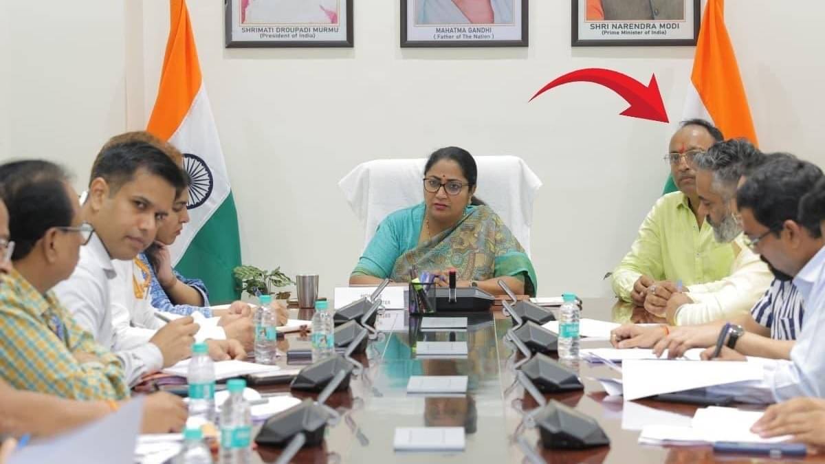 'दिल्ली सरकार बनी फुलेरा...', CM रेखा गुप्ता की मीटिंग में दिखे पति मनीष तो AAP ने उठाया सवाल, अब BJP का आया करारा जवाब