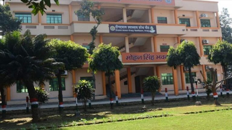 MSc गणित के छात्र बेटे को इंटरनल परीक्षा में मिले 1 नंबर, सदमे में पिता की मौत से मामला गर्माया