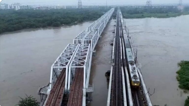 Delhi: फिर गहराया बाढ़ का संकट, रौद्र रूप में यमुना; कई इलाके जलमग्न, सरकार ने जारी किया अलर्ट