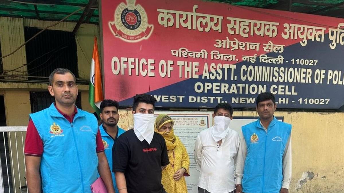 Delhi: दिवाली से पहले पुलिस की रेड, राजौरी गार्डन से 3580 KG पटाखे बरामद; मां-बाप और बेटे कर रहे थे गोरखधंधा