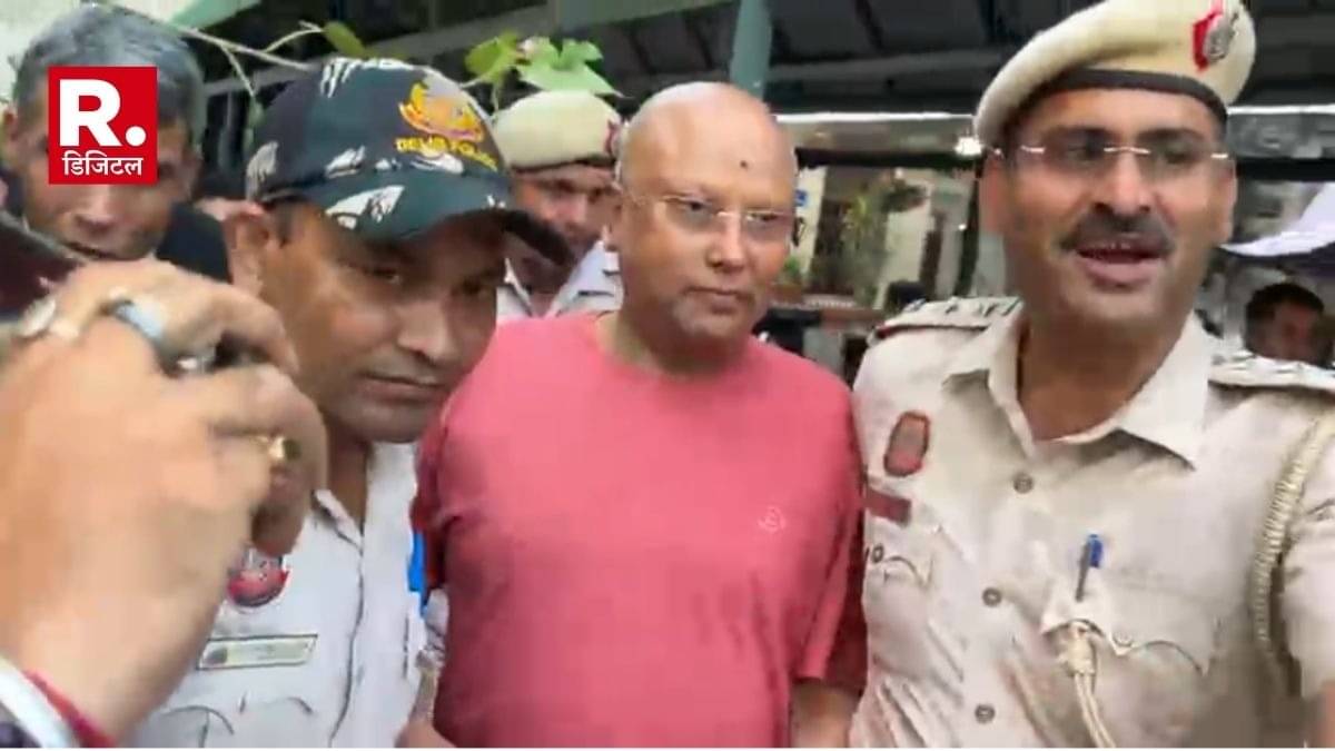 दिल्ली पुलिस को मिली स्वामी चैतन्यानंद सरस्वती की 5 दिन की रिमांड, FIR में जोड़ी गई गैर-जमानती अपराध की नई धारा