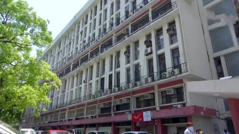 BREAKING: सेंट्रल सेक्रेटेरिएट सर्विस का अधिकारी दिल्ली के शास्त्री भवन से नीचे गिरा, मामले की जांच में जुटी पुलिस