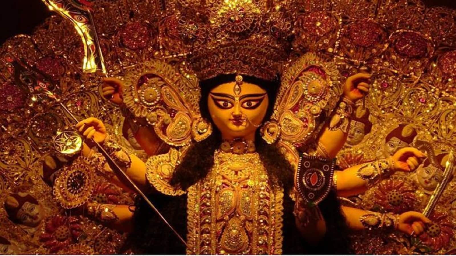 Durga Puja 2025: षष्ठी से होती है शुरू होती है दुर्गा पूजा, पंचमी को बिल्व निमंत्रण से मां को करते हैं आमंत्रित
