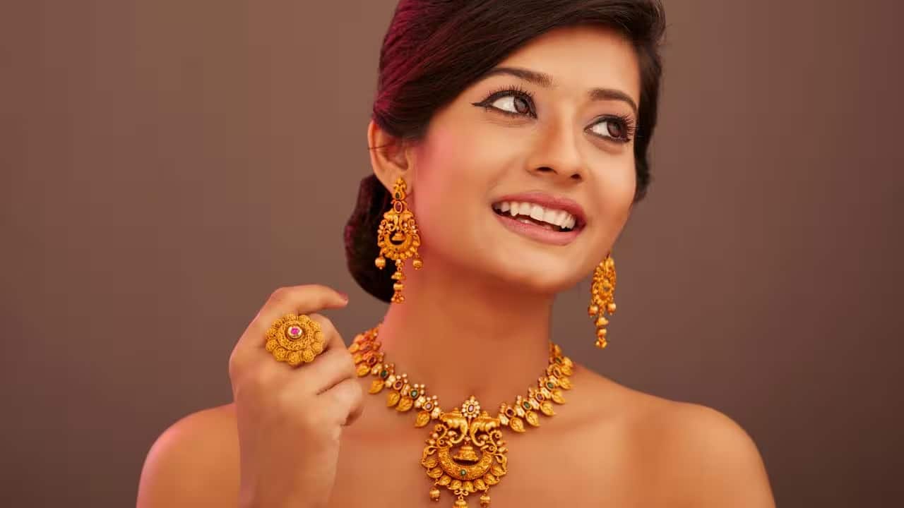 Gold Rate Today: आज 15 सितंबर को सस्ता हुआ सोना, जानिये सोमवार को कितने कम हुए दाम