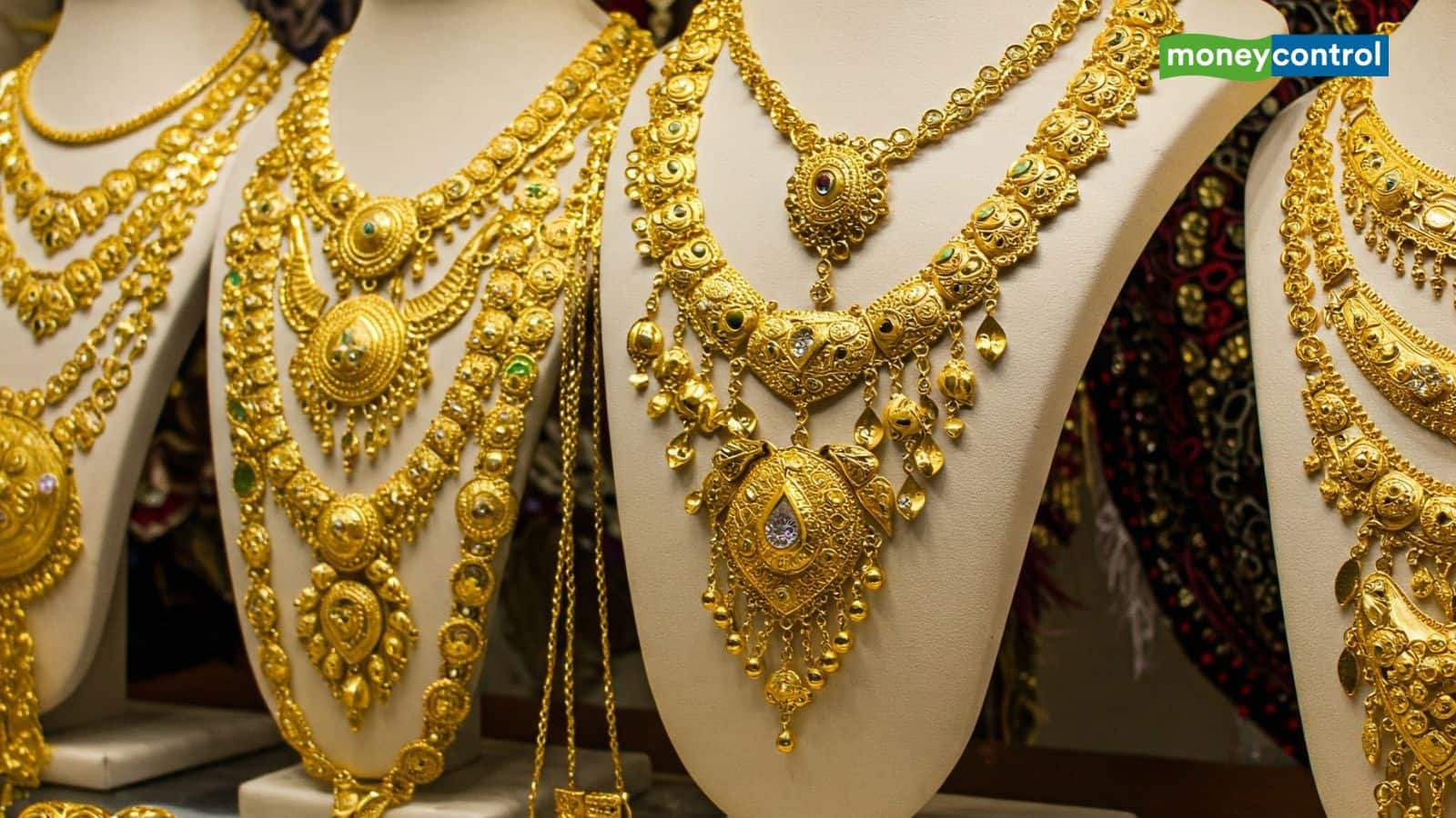 Gold Price: सोने की कीमतों में तेजी बरकरार, US Fed की रेट कट उम्मीदों से बढ़ी चमक, आगे कहां तक जाएंगे भाव