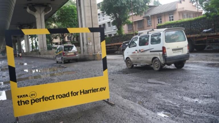 टाटा हैरियर EV के विज्ञापन में गड्ढों भरी सड़क को ऑफ-रोडिंग की चुनौती बताकर खूब मचा तहलका