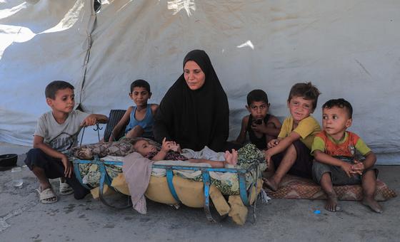 ग़ाज़ा: हताश, भूख और प्यास से बेहाल परिवार, फिर से 'अमानवीय' विस्थापन के लिए मजूबर