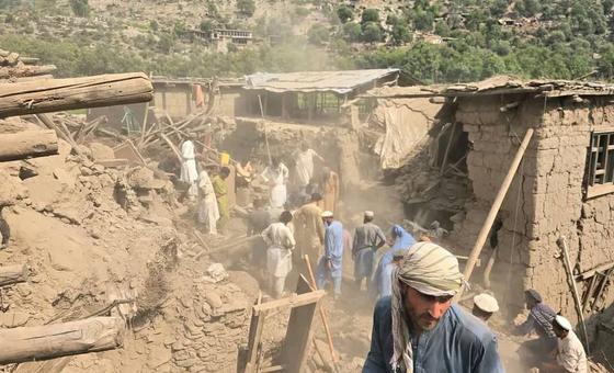 अफ़ग़ानिस्तान भूकम्प: राहतकर्मी पैदल पहुँचे, ज़िन्दा बचे लोगों को हर सम्भव मदद की सख़्त ज़रूरत