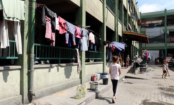 ग़ाज़ा: स्कूल बैग की जगह बच्चों के हाथों में सूटकेस, कक्षाएँ बनीं शरणस्थली