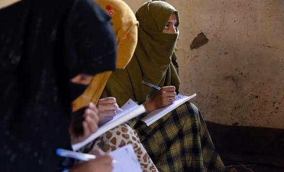 अफ़ग़ानिस्तान: पाबन्दी से पीड़ित लड़कियाँ, 'शिक्षा अधिकार को हासिल करने की गुहार लगा रही हैं'