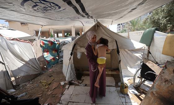 ग़ाज़ा: बमबारी के बीच, विकलांग लड़की ने जान बचाकर भागते परिवार से कहा, 'मुझे यहीं छोड़ दो'