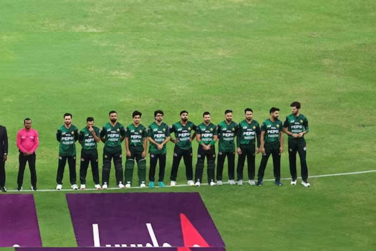 ओछी हरकतों पर उतारा PAK, राष्‍ट्रगान के वक्‍त हारिस-शाहीन ने तोड़ी मर्यादा