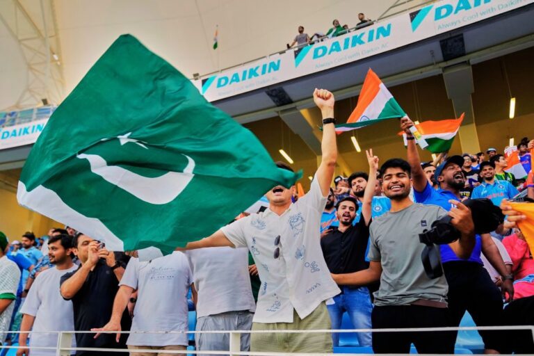 पाकिस्तान का झंडा दुबई के स्टेडियम में बैन, क्या भारतीय लहरा पाएंगे तिरंगा?
