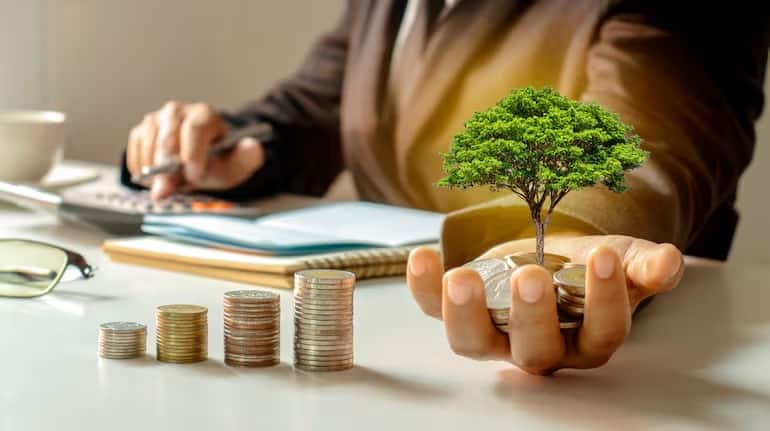 Magic of Compounding: 5 लाख का बेस तैयार होने में लगते हैं 8 साल, फिर आपका पैसा बुलेट की रफ्तार से बढ़ता है