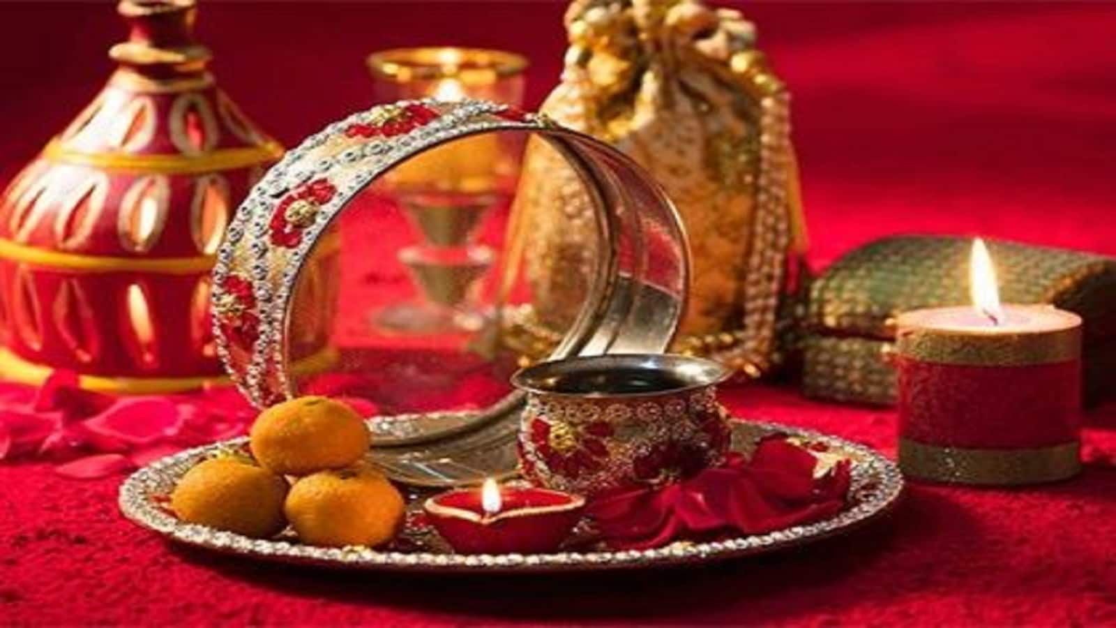 Karwa Chauth 2025: अक्टूबर में इस दिन किया जाएगा करवा चौथ का व्रत, जानें पूजा की सामग्री
