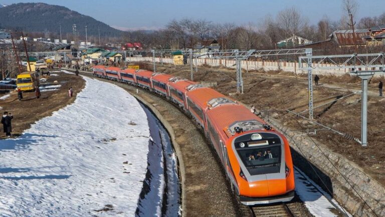 Vande Bharat: छठ पर बिहार को मिल सकता बड़ा तोहफा! जल्द लॉन्च होगी देश की पहली स्लीपर वंदे भारत ट्रेन, जानें ट्रेन की रूट